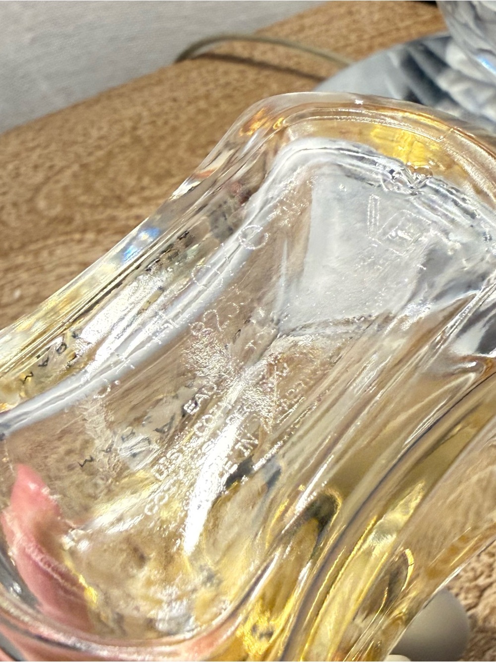Marc Jacobs Daisy Perfume Bottle in White and Gold - Picture 2 of 3